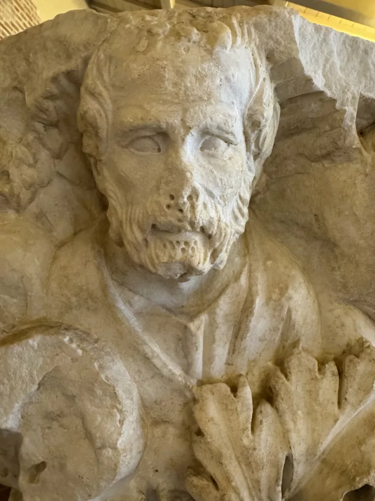Giovanni Pisano, capitello con teste e simboli degli Evangelisti, inizio del XIV sec.